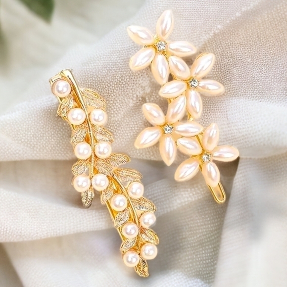 🟢$10NWT 2 Pc Pearl and Crystal Hair Clip/ barette set - Picture 2 of 4
